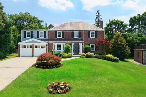 46 Old Estate Rd, North Hempstead, NY 11030