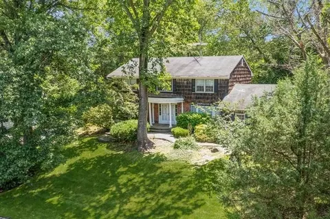 9 Wren Dr, North Hempstead, NY 11576