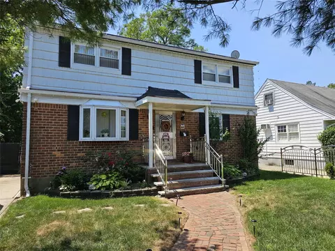 18 Circle Dr, Hempstead, NY 11550 photo 1