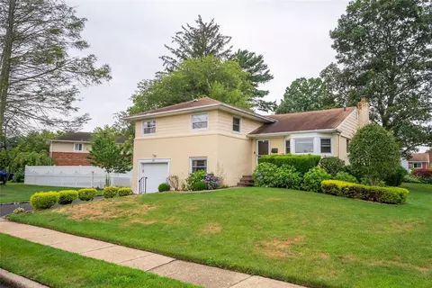 98 Virginia Ave, Plainview, NY 11803