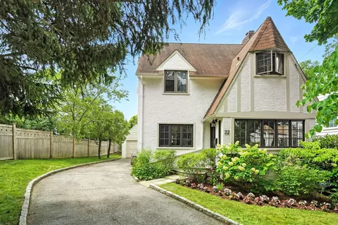 22 Cambridge Ct, Larchmont, NY 10538