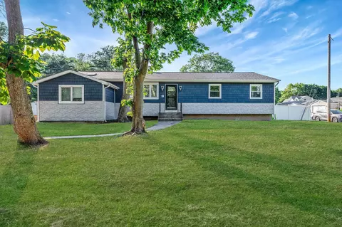 15 Aron Dr, Bohemia, NY 11716