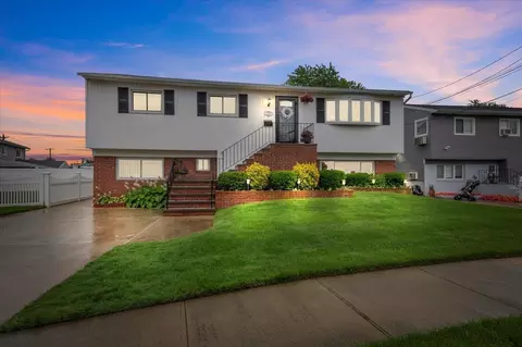 2575 Mariners Ave, Wantagh, NY 11793