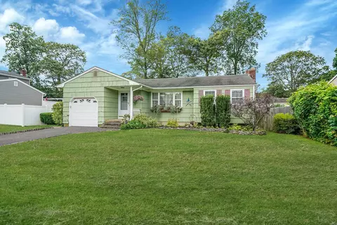 12 Pine Cone St, Middle Island, NY 11953