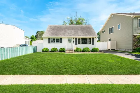 14 Crocus Ct, West Babylon, NY 11704