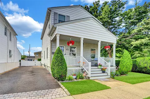 230 Mineola Ave, North Hempstead, NY 11514