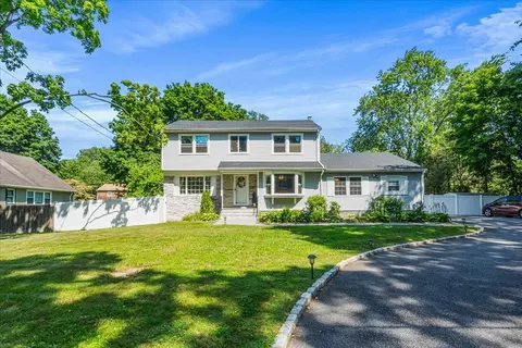 303 Maplewood Rd, Huntington Station, NY 11746