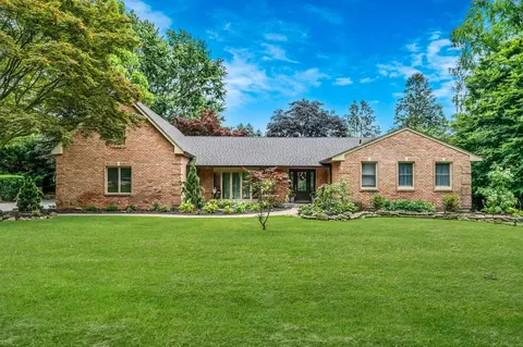 6 Memas Ct, Dix Hills, NY 11746