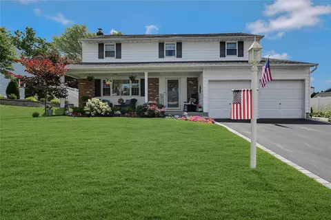 10 Beauregard Dr, Lake Grove, NY 11755