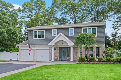 20 Tulipwood Dr, Commack, NY 11725