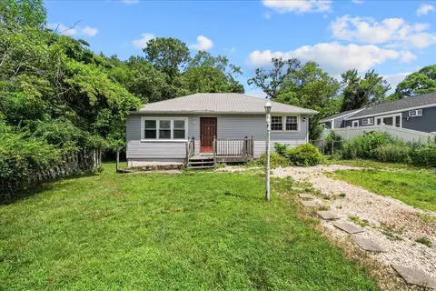 11 Bertha St, Brookhaven, NY 11772