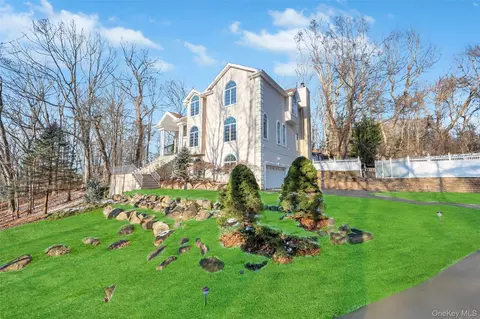 141 Shore Rd, Mount Sinai, NY 11766