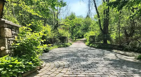 736 Croton Lake Rd, Mount Kisco, NY 10549