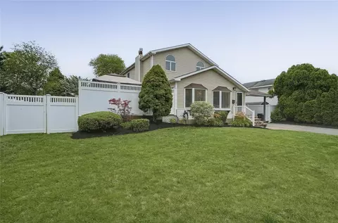 70 Hayrick Ln, Commack, NY 11725