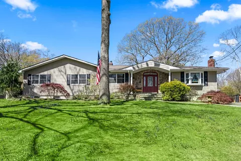 24 Croft Ln, Smithtown, NY 11787
