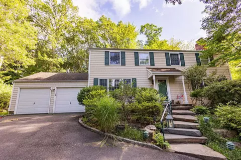 14 Brewster Hl, Setauket, NY 11733