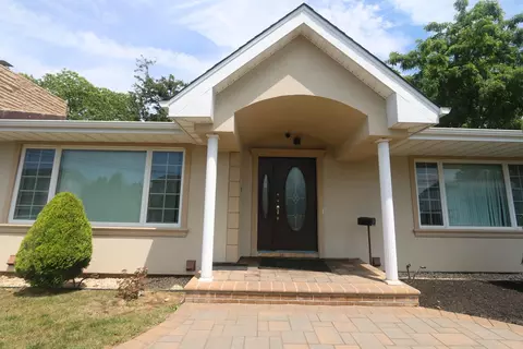 148 Spruce St, Lindenhurst, NY 11757