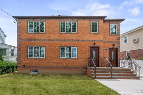 13937 253rd St, New York, NY 11422