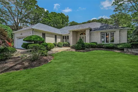 41 Somerset Dr, Holbrook, NY 11741