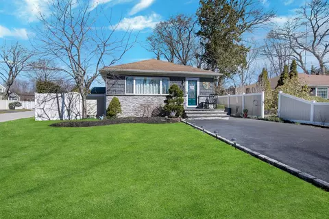 117 E Madison St, East Islip, NY 11730