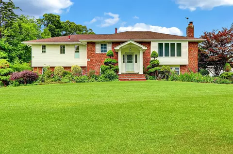 18 Pashen Pl, Dix Hills, NY 11746