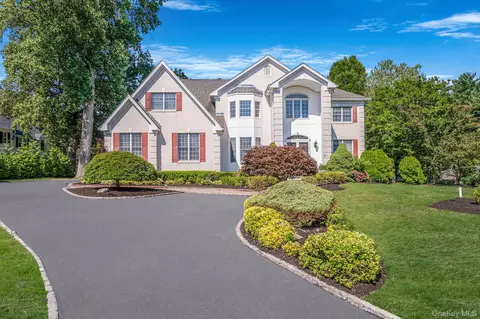 3 Kohlsaat Ct, Smithtown, NY 11787