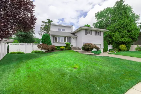 17 Verbena Ct, Hicksville, NY 11801