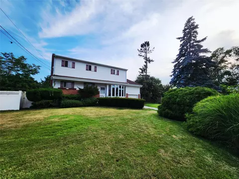 14 Brian Dr, East Islip, NY 11730