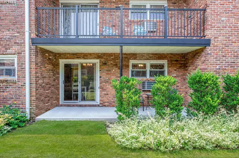 18 Ivy St #4A, Farmingdale, NY 11735