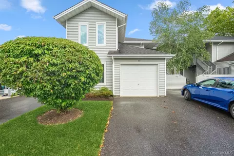 914 Fenway Rd, Saint James, NY 11780