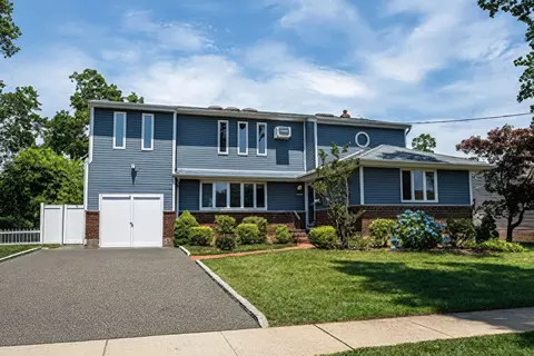 101 Toronto Ave, Massapequa, NY 11758
