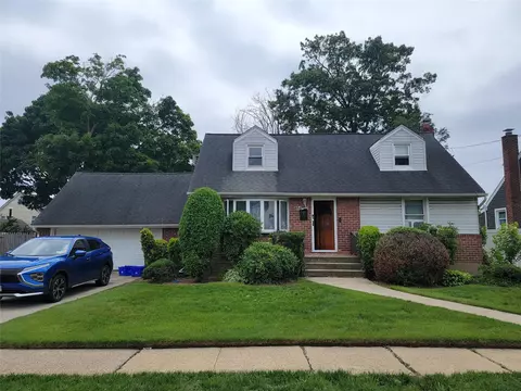 654 Maude St, Hempstead, NY 11550