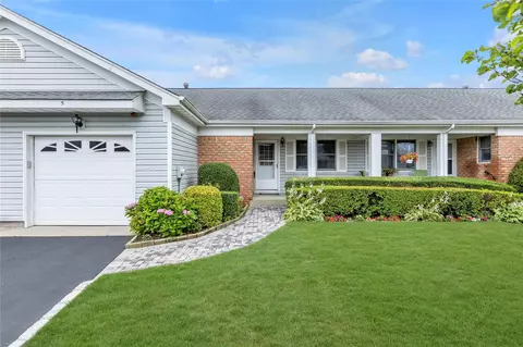 5 Primrose Ln, North Babylon, NY 11703