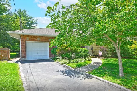 10 Emily Ct, Greenlawn, NY 11740