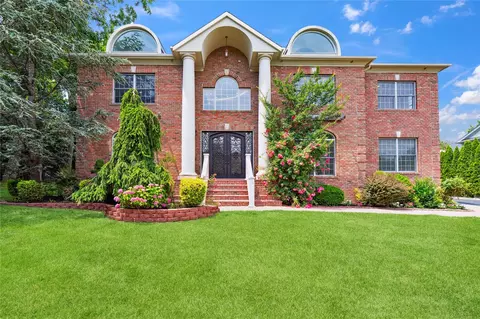 10 Roseanne Dr, North Hempstead, NY 11576