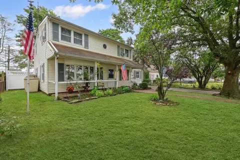 129 Spring Ln, Levittown, NY 11756