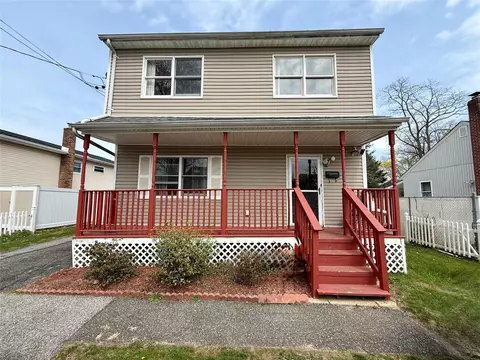 13 Hilltop Ln, Wheatley Heights, NY 11798