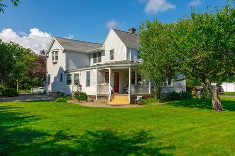 8 Regent St, Babylon, NY 11702