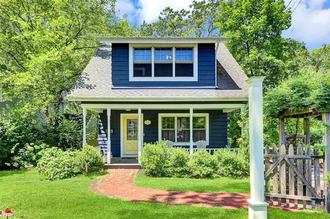 113 Scudder Pl, Northport, NY 11768