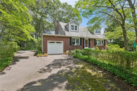 647 Union Ave, Holtsville, NY 11742