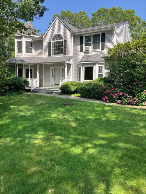 9 Silas Woods Rd, Manorville, NY 11949
