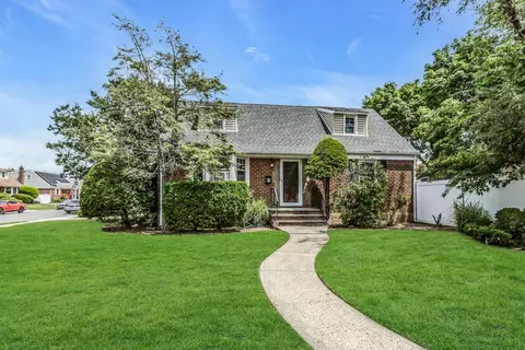 59 Molyneaux Rd, Valley Stream, NY 11580