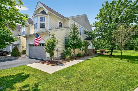 5 Cornwall Ln, Wallkill, NY 10940