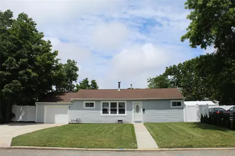 45 Tamarack St, Central Islip, NY 11722