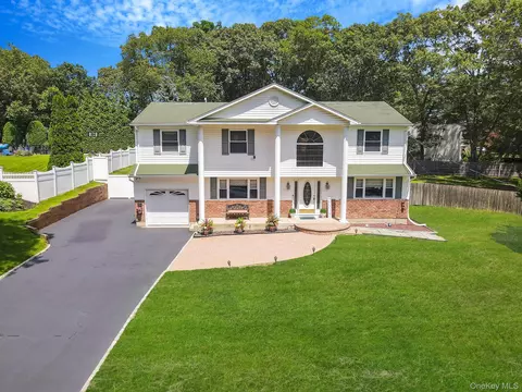 11 Dillmont Dr, Smithtown, NY 11787