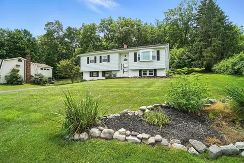 19 Dussenbury Dr, Florida, NY 10921