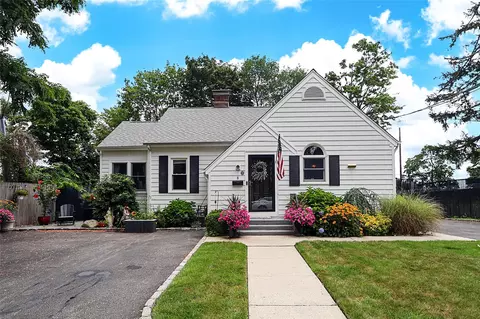 8 Dumond Pl, Glen Head, NY 11545