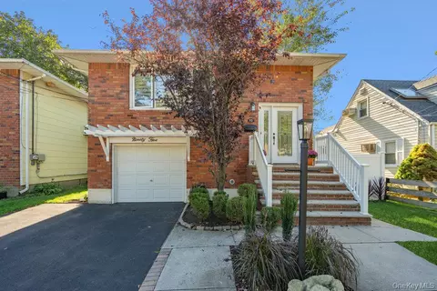 95 Foster Ave, Valley Stream, NY 11580