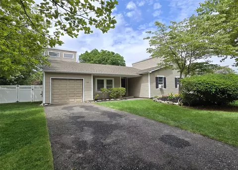 2189 Cedar Ave, Ronkonkoma, NY 11779
