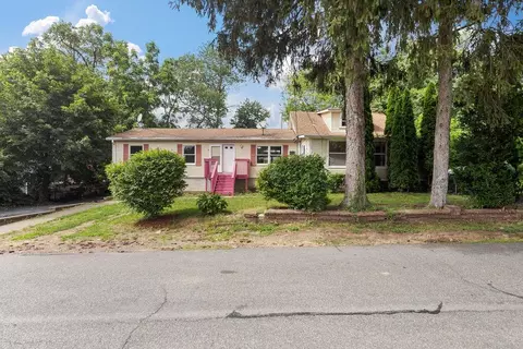 14 Cooper Dr, Clarkstown, NY 10954